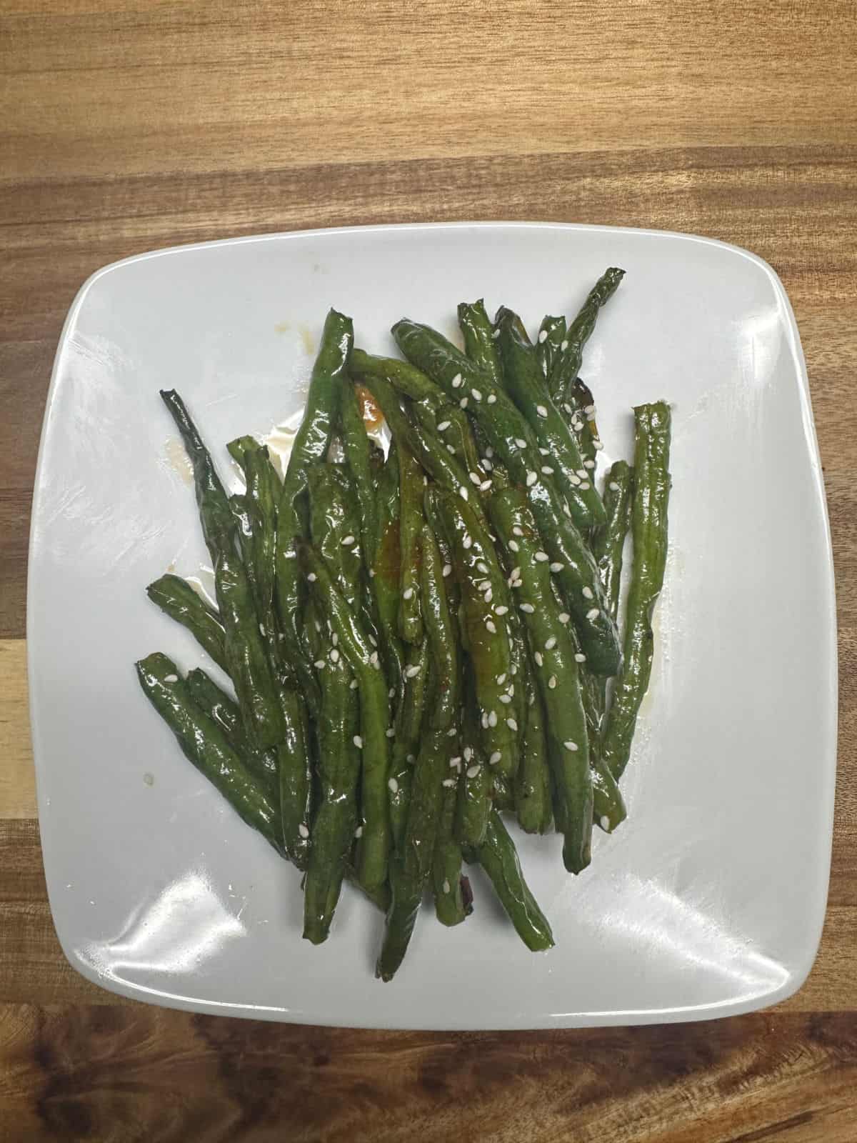 air fryer green beans on a white plate